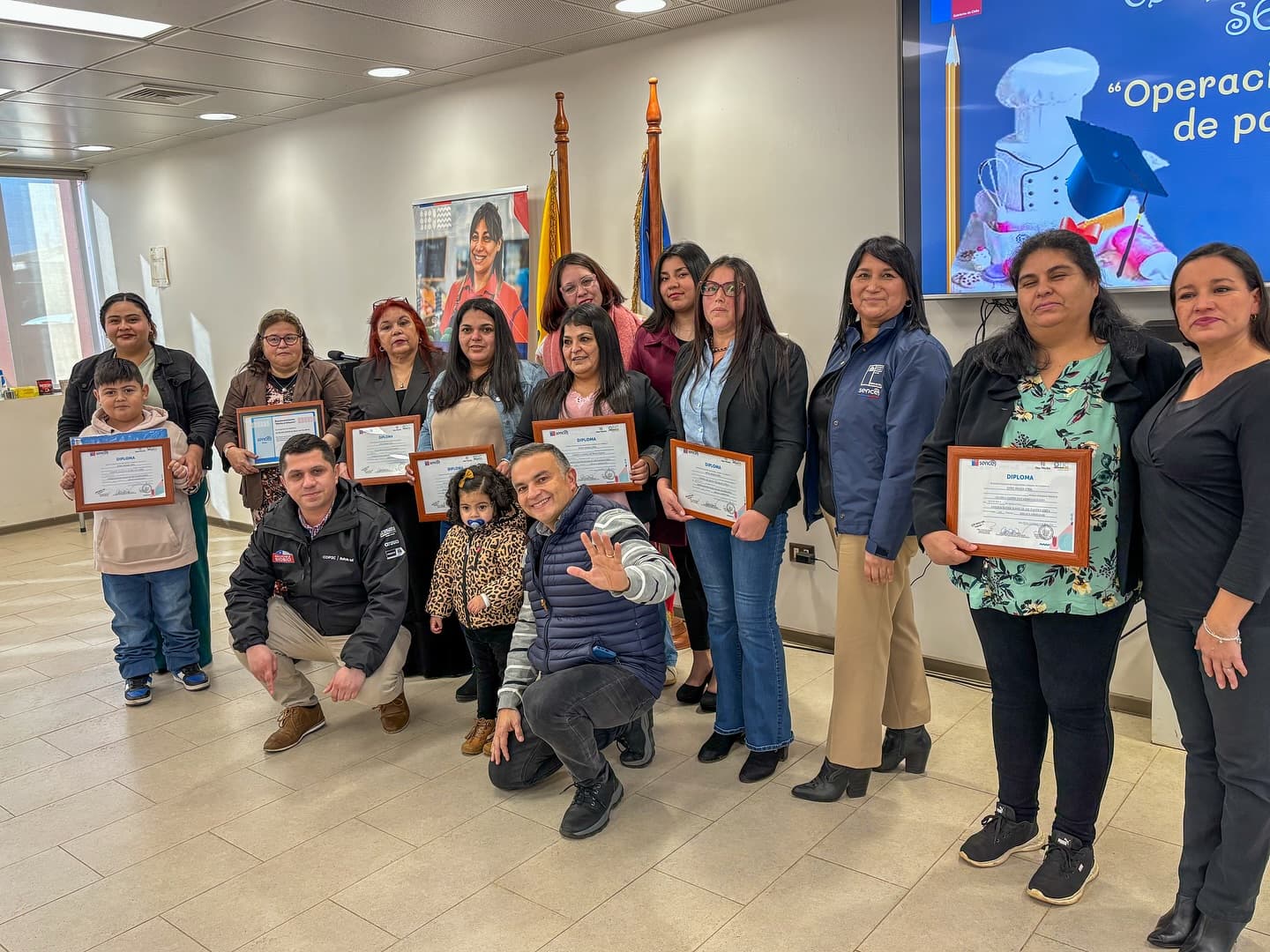 Entrega de diplomas a participantes de una capacitación OTEC Pausa