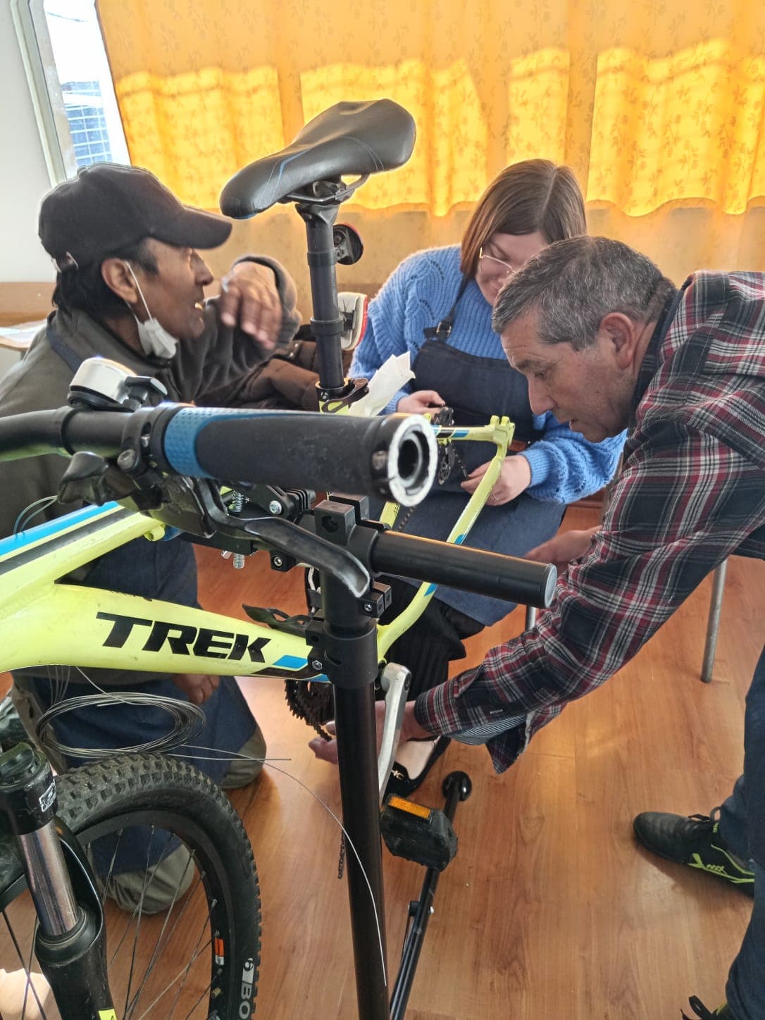 Curso práctico de mecánica de bicicletas con el instructor y su grupo