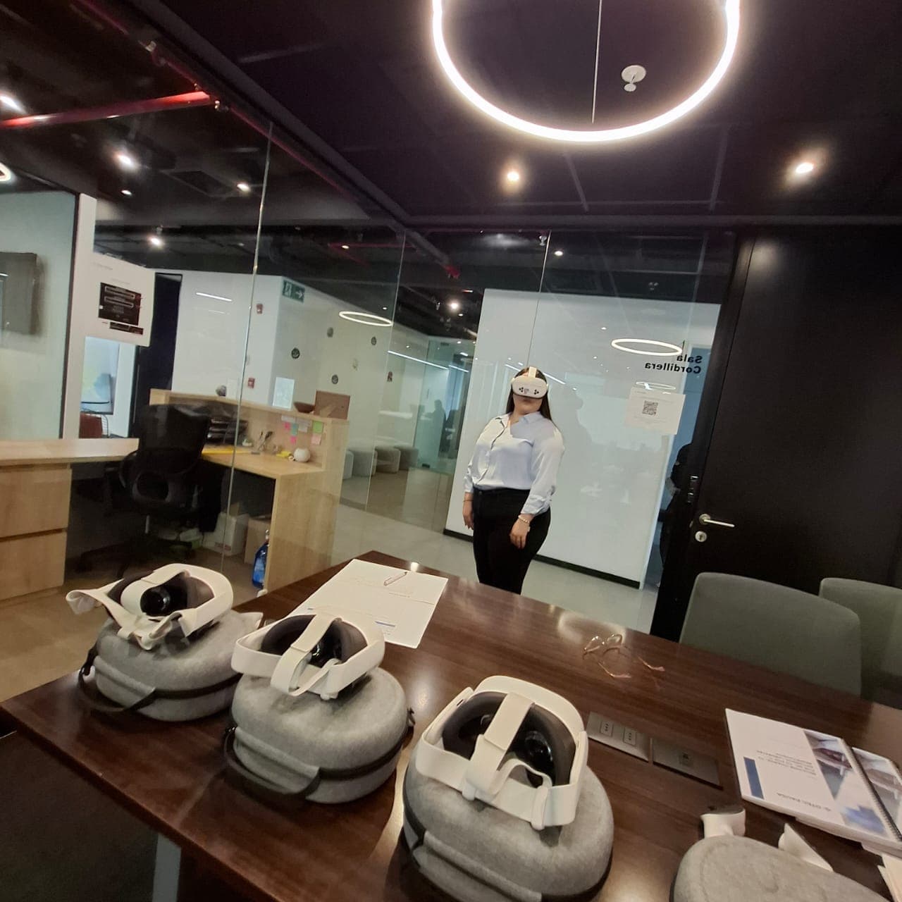 Capacitación con lentes de realidad virtual en sala