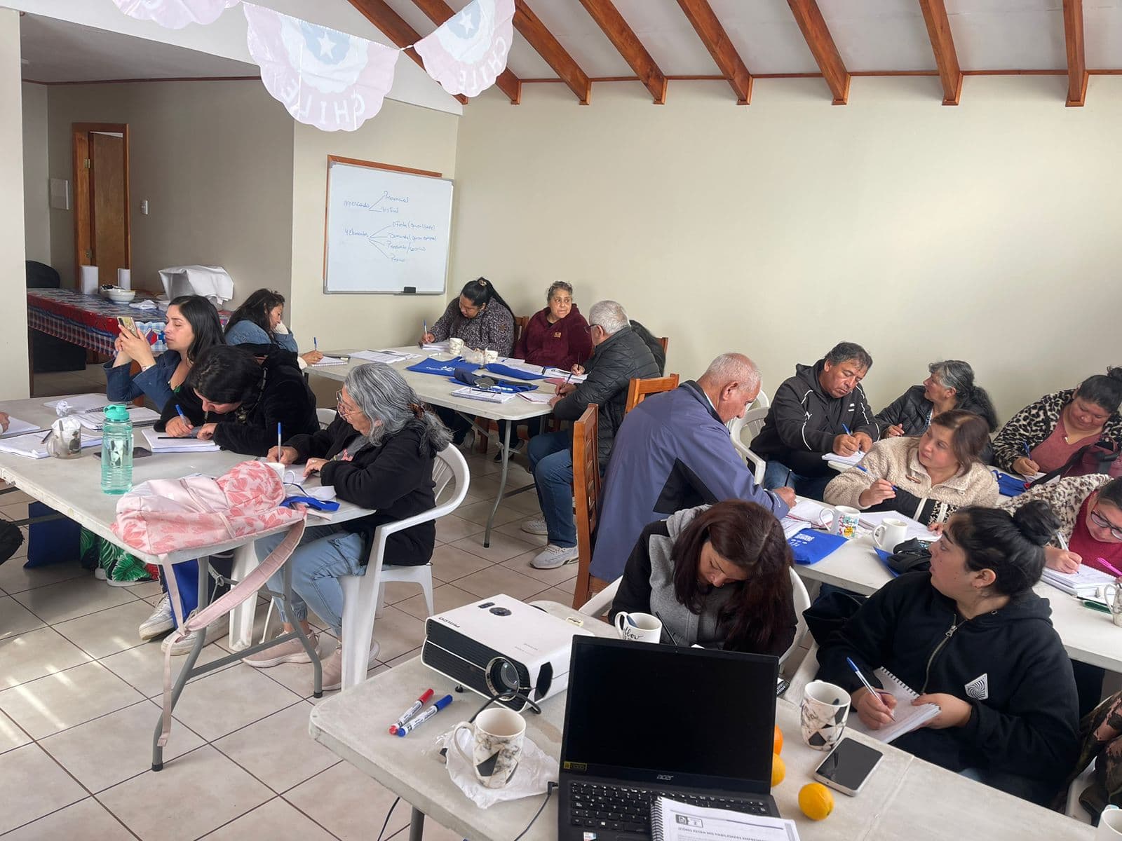 Aula con trabajadores adultos tomando apuntes en clase